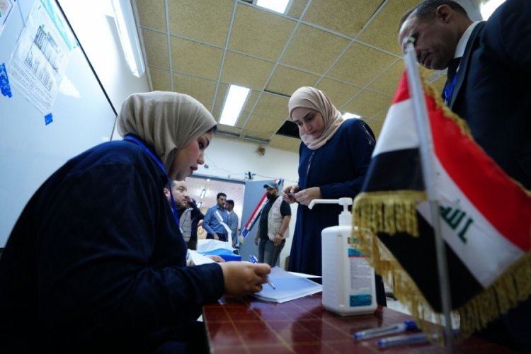 Irak'ta genel se&ccedil;im heyecanı! 21 milyon se&ccedil;men sandık başında