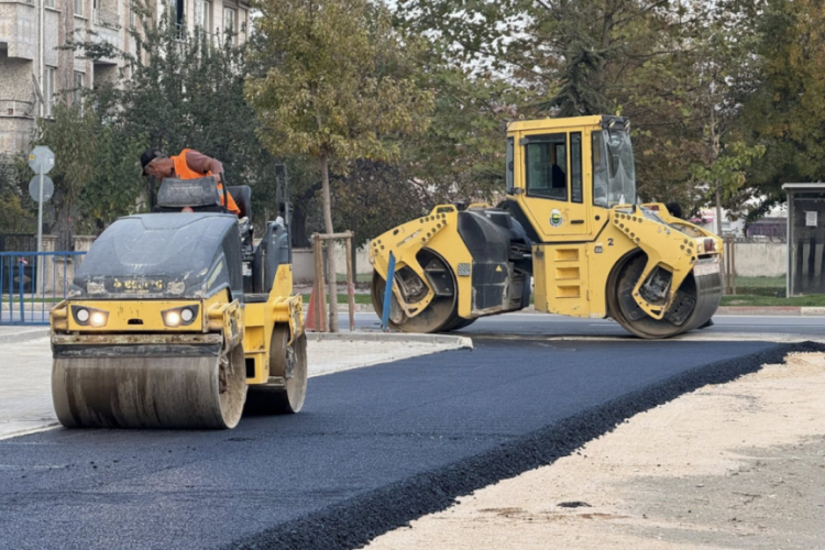 İneg&ouml;l Belediyesi'nden 3 b&ouml;lgede asfalt hamlesi