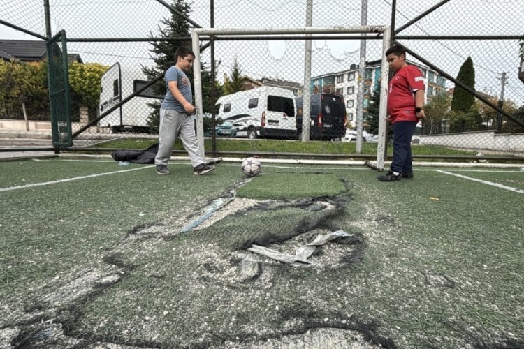 Parktaki halı sahayı, tarlaya &ccedil;evirdiler