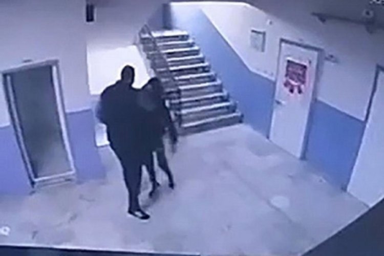 Otizmli &ouml;ğrenciyi merdivenden iten okul m&uuml;d&uuml;r&uuml; g&ouml;zaltında