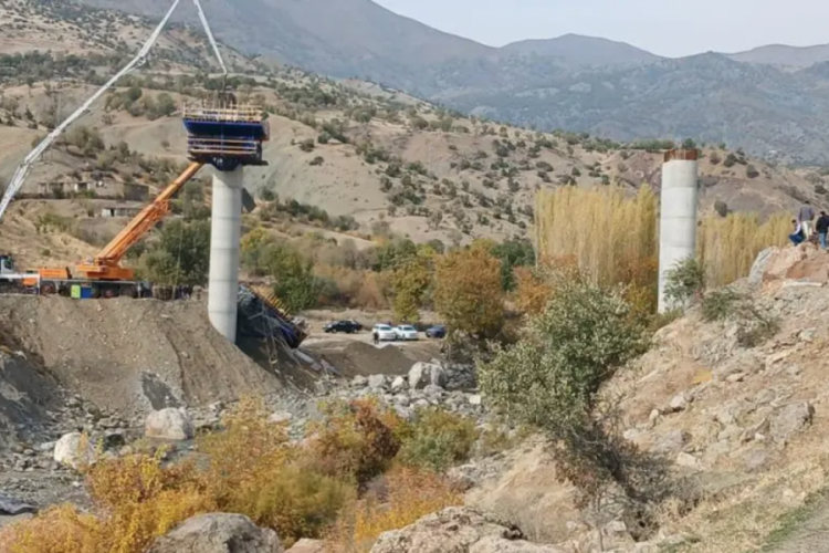 Viyad&uuml;k inşaatında &ccedil;&ouml;kme: &Uuml;&ccedil; iş&ccedil;i yaşamını yitirdi