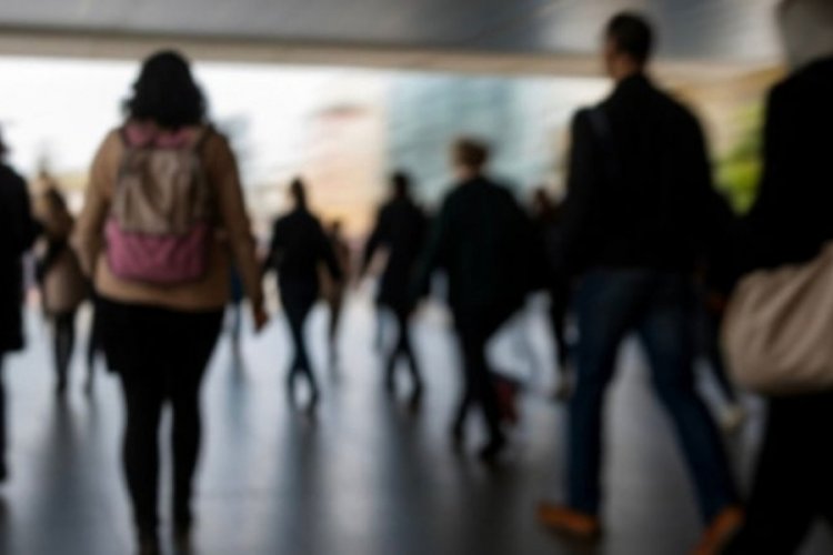 Hastayken dışarı &ccedil;ıktığı i&ccedil;in işten atıldı