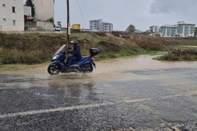 Tekirdağ'da şiddetli sağanak yolları dereye &ccedil;evirdi