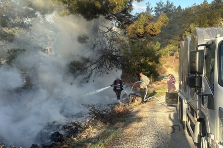 Orman yangınında alevlere s&uuml;tle m&uuml;dahale etti