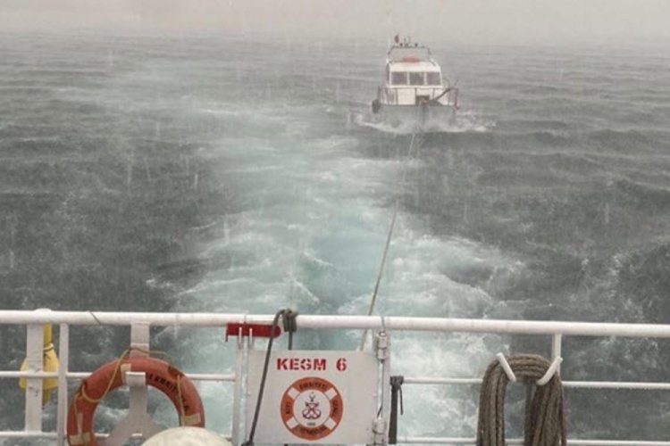 &Ccedil;anakkale Boğazı'nda s&uuml;r&uuml;klenen tekne kurtarıldı
