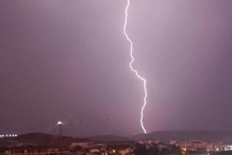 Şiddetli yağışla birlikte peş peşe yıldırımlar d&uuml;şt&uuml;! Eşsiz anlar kamerada