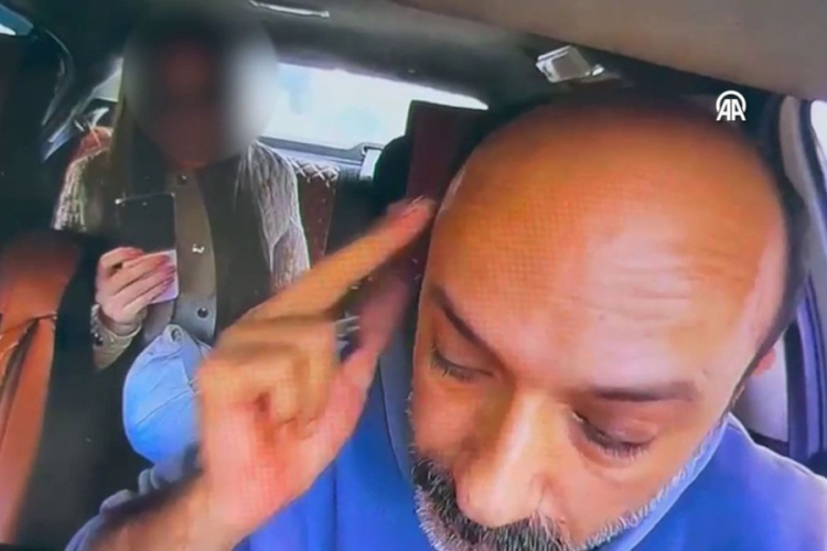 Taksi &uuml;cretini fazla bulan kadın şof&ouml;r&uuml; darp etti! O anlar kamerada...