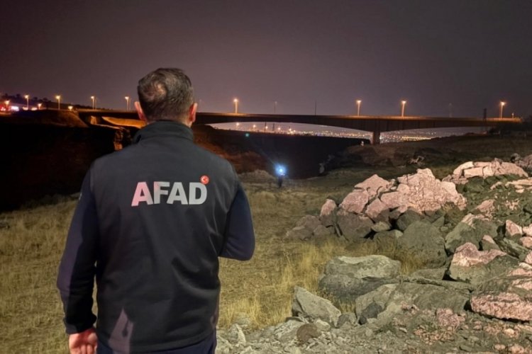 Otomobil 200 metre y&uuml;kseklikten vadiye u&ccedil;tu: 1 &ouml;l&uuml;