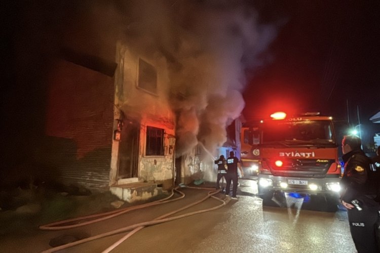 Bolu'da 2 katlı ahşap evde sobadan kaynaklı yangın &ccedil;ıktı