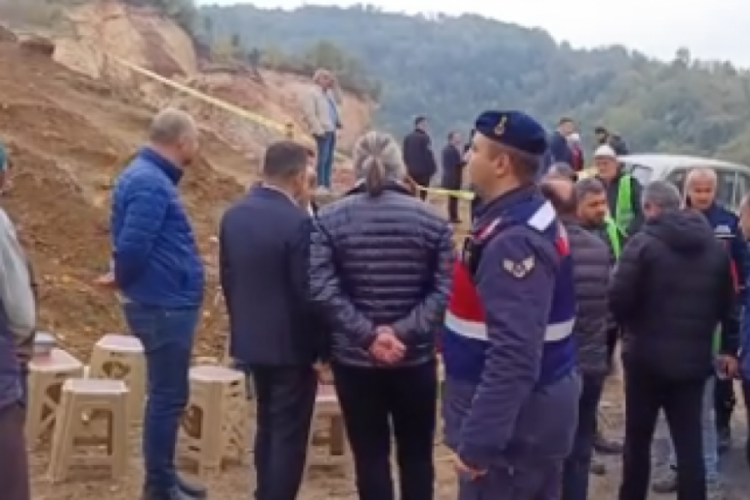 G&ouml;&ccedil;&uuml;k altında kalan kamyon şof&ouml;r&uuml;n&uuml; arama &ccedil;alışması başladı