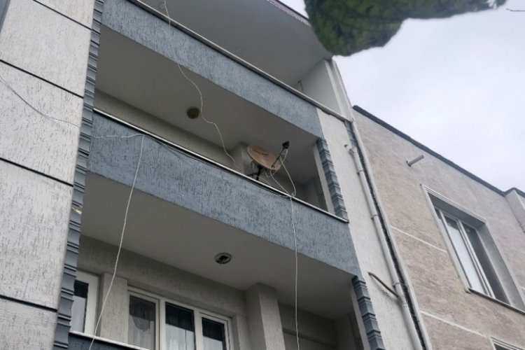 2'nci kattaki evinin balkonundan d&uuml;ş&uuml;p ağır yaralandı