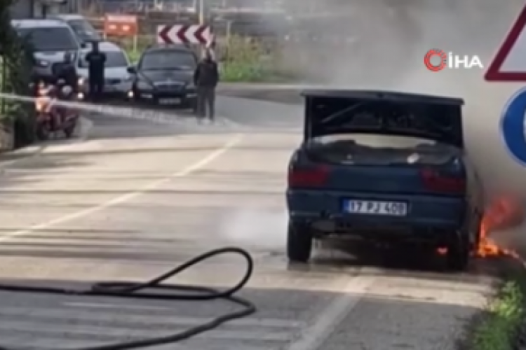 Seyir halindeki otomobil yanarak kullanılamaz hale geldi