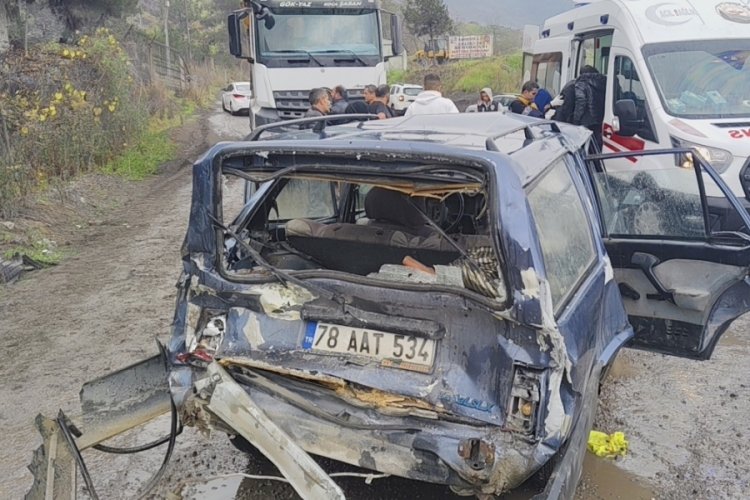 Beton mikseri otomobille &ccedil;arpıştı: 1'i &ccedil;ocuk 5 kişi yaralandı