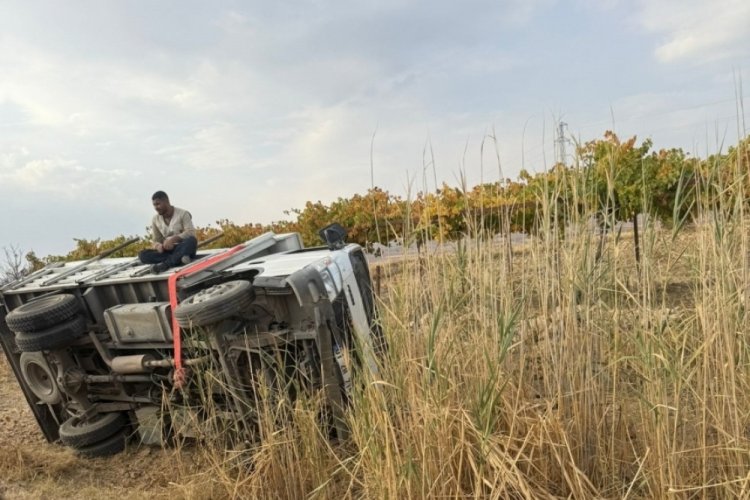 Kamyonet devrildi: 5 kişi kazadan burnu kanamadan kurtuldu