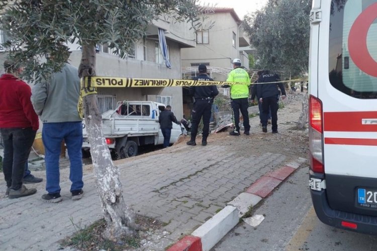 Kontrol&uuml;n&uuml; kaybeden kamyonet &ouml;nce ağaca &ccedil;arptı ardından evin bah&ccedil;esine girdi