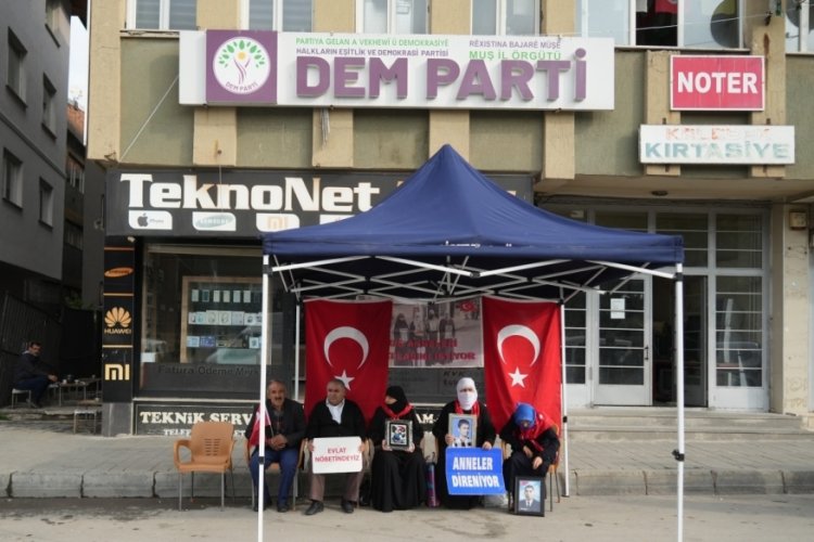 Muşlu annelerin evlat n&ouml;beti s&uuml;r&uuml;yor