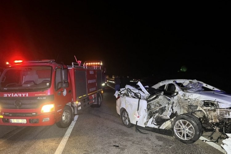 Kamyonete arkadan &ccedil;arpan otomobil hurda yığınına d&ouml;nd&uuml;: &Ouml;l&uuml; ve yaralılar var...