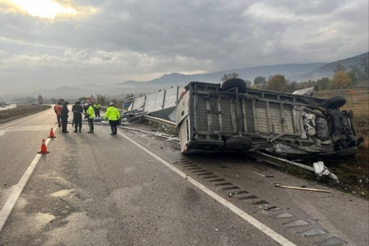 Minib&uuml;s yapı malzemesi y&uuml;kl&uuml; kamyonete &ccedil;arptı