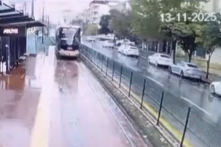 Tramvaya yıldırım isabet etme anı kamerada
