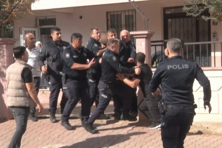 Evi yakmaya &ccedil;alıştı, akraba dayağı yedi!