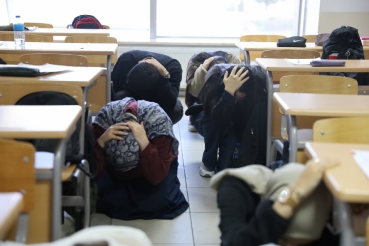 Bursa'da &ouml;ğrenciler deprem ve tahliye tatbikatı ger&ccedil;ekleştirildi
