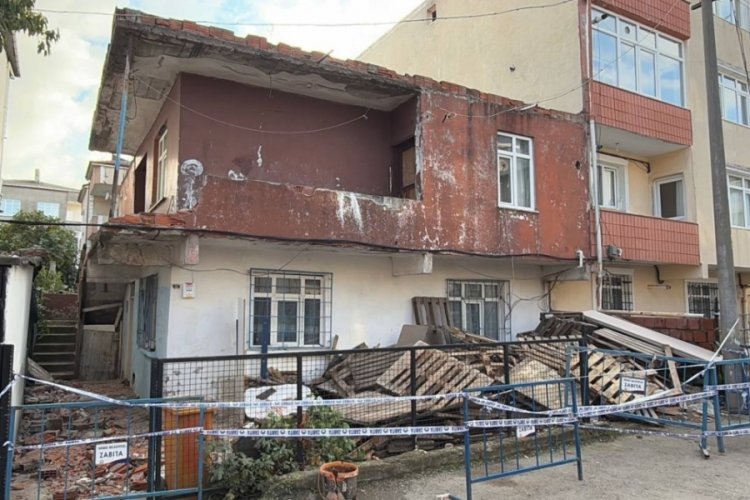 İki katlı binanın bir kısmı &ccedil;&ouml;kt&uuml;! Balkon duvarının...