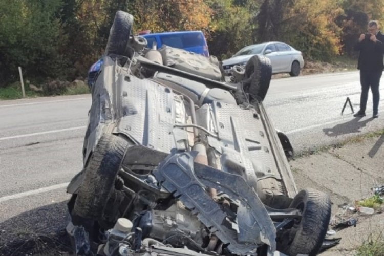 Takla atan otomobilden 2 kişi yaralı kurtuldu