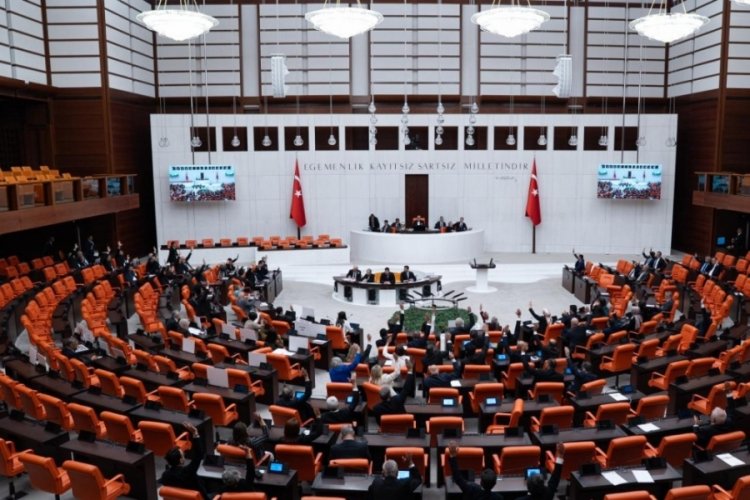 'Su&ccedil;a s&uuml;r&uuml;klenen &ccedil;ocuklar' Meclis g&uuml;ndeminde...