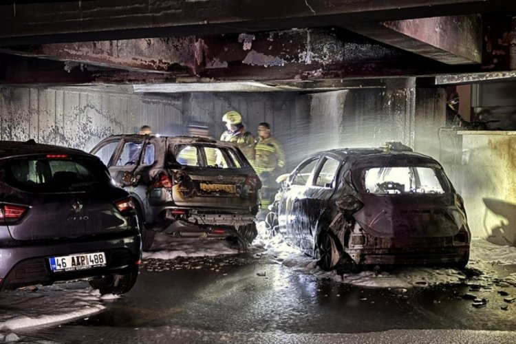 Site otoparkında 3 ara&ccedil; yandı, 18 kişi dumandan etkilendi