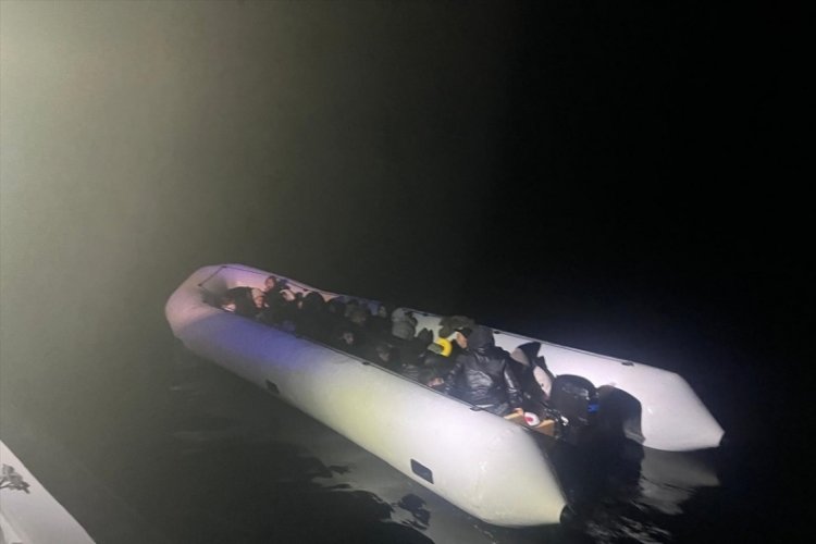 İzmir a&ccedil;ıklarında 88 d&uuml;zensiz g&ouml;&ccedil;men yakalandı, 26 d&uuml;zensiz g&ouml;&ccedil;men kurtarıldı