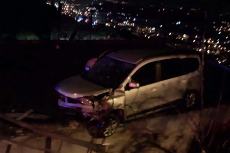 Virajı alamayan otomobil, evin damına d&uuml;şt&uuml;: 4 yaralı