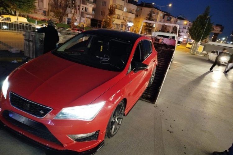 Abartı egzozlu otomobille drift atan s&uuml;r&uuml;c&uuml;ye 74 bin TL ceza