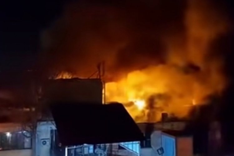 Fabrika yerleşkesinde yangın &ccedil;ıktı: İşyerleri zarar g&ouml;rd&uuml;!