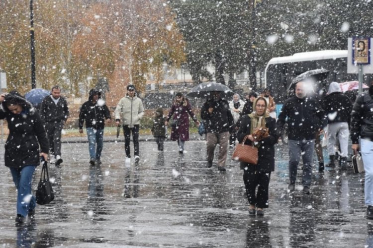 Sivas'ta kar yağışı etkili oldu