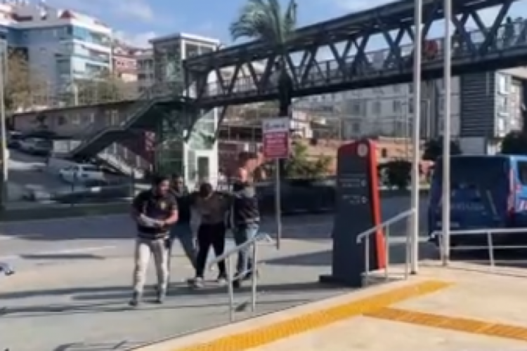 Kadına yumruk atıp makasla y&uuml;z&uuml;n&uuml; yaraladı!