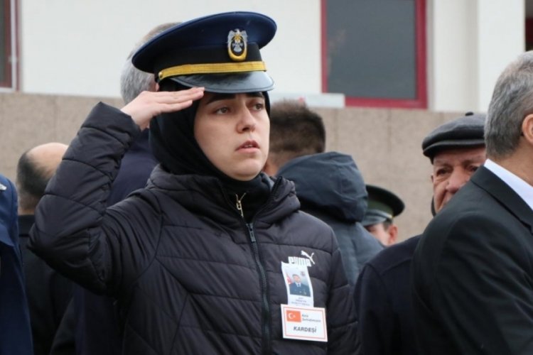 Şehit ağabeyinin cenazesini asker selamıyla karşıladı