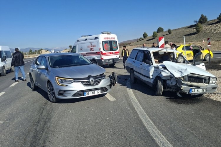 K&uuml;tahya'da iki otomobil &ccedil;arpıştı: 1 yaralı