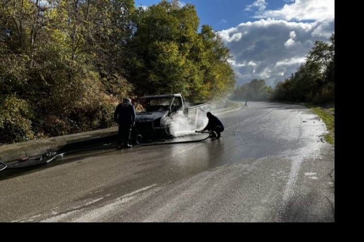 Seyir halindeki kamyonet alevlere teslim oldu