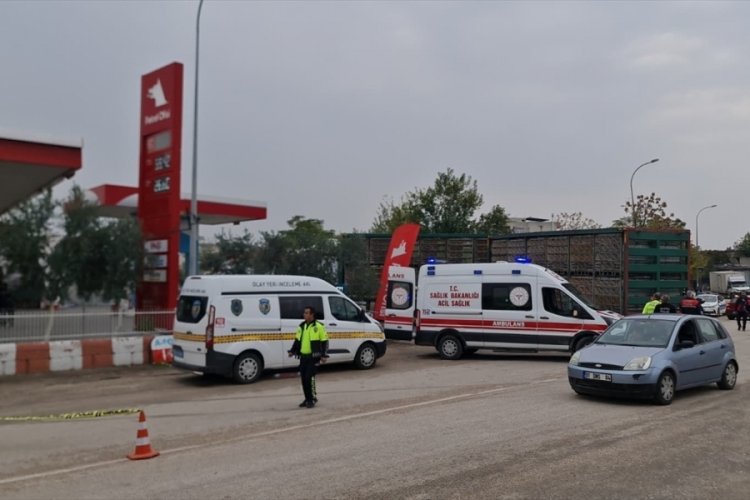 Benzin istasyonuna girdi: Yaşlı adama &ccedil;arptı!