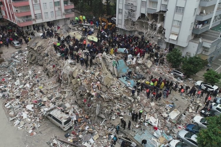 Depremde yıkılan binanın davasında m&uuml;teahhit hakaret etmiş!