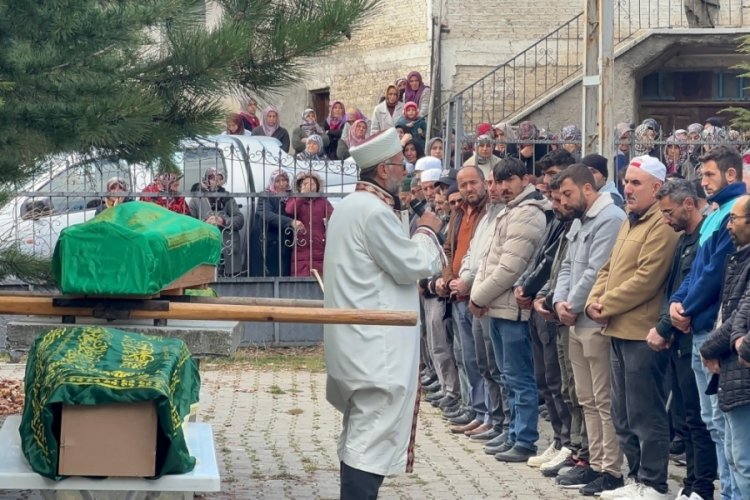 Anne ve kızları g&ouml;zyaşlarıyla son yolculuğuna uğurlandı