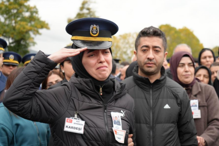 Şehit ağabeye polis kardeşin y&uuml;rek yakan vedası