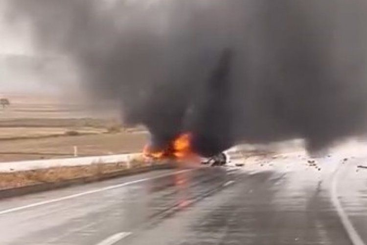 Kayganlaşan yolda kaza yaptı, otomobil alev aldı