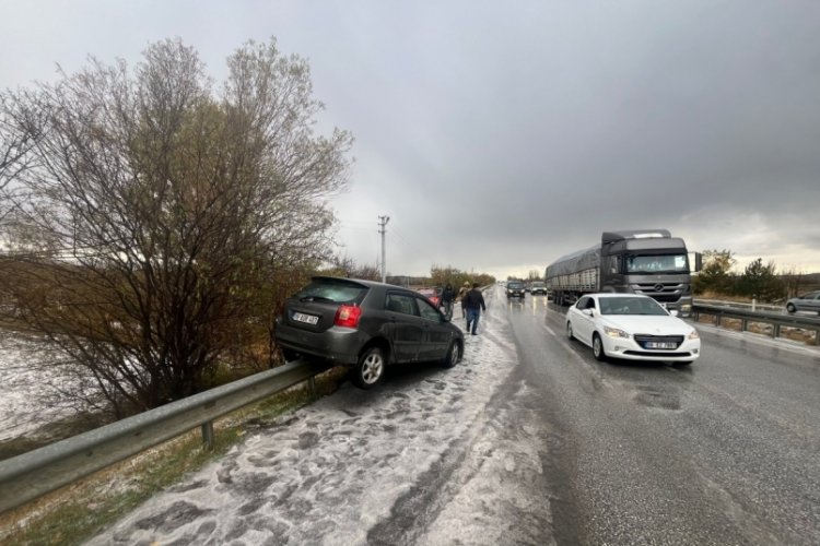 Dolu yağışı kazaya neden oldu: &Ccedil;ok sayıda yaralı var...