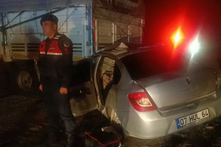 Otomobil, kamyona arkadan &ccedil;arptı: 2 yaralı