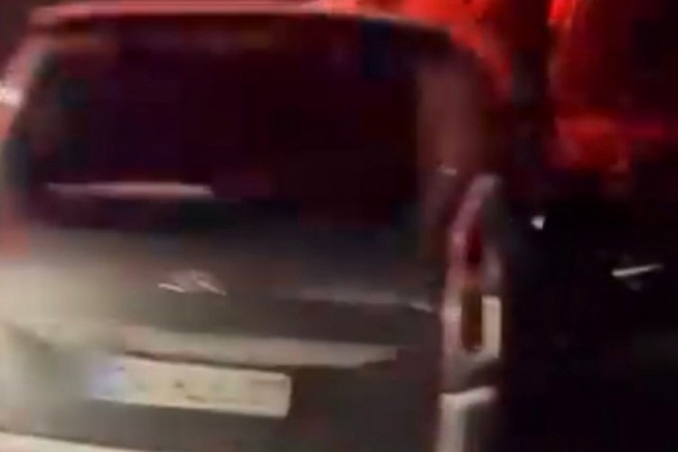 Yardım i&ccedil;in duran TIR'a hafif ticari ara&ccedil; &ccedil;arptı: 1 &ouml;l&uuml;, 5 yaralı