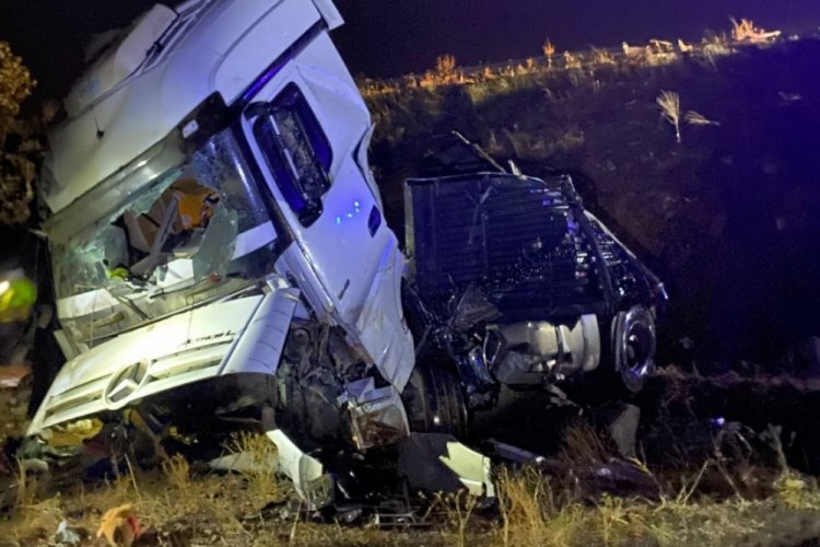 Şarampole devrilen TIR'ın s&uuml;r&uuml;c&uuml;s&uuml; &ouml;ld&uuml;