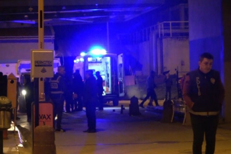Otomobil belediyeye ait kamyona arkadan &ccedil;arptı: 1'i bebek 3 yaralı