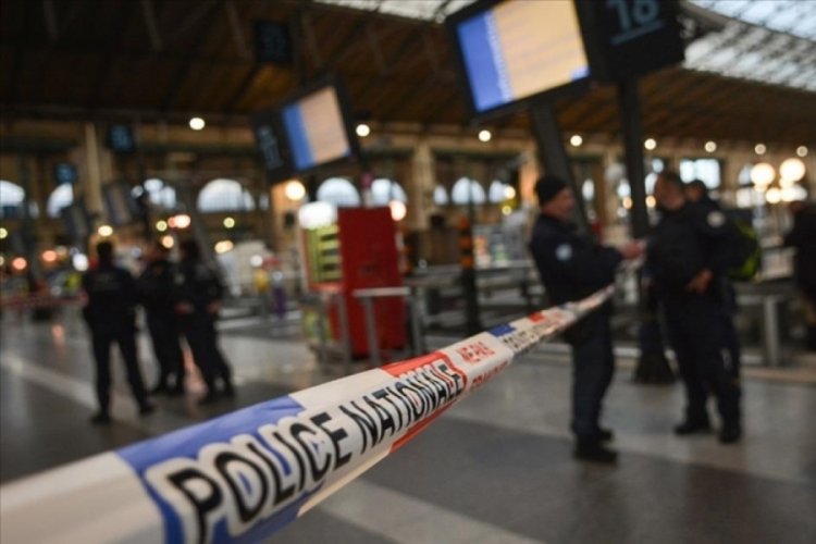 Paris'te alarm: Tren garında bı&ccedil;aklı saldırgan vurularak durduruldu
