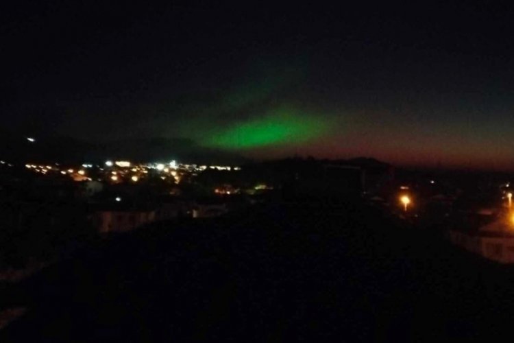 Fethiye'de g&ouml;ky&uuml;z&uuml;ndeki mor ve yeşil ışık dikkat &ccedil;ekti